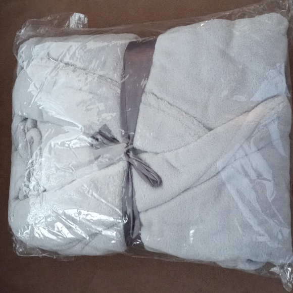 Unbranded Other - Plush One-Size Unisex Long Robe